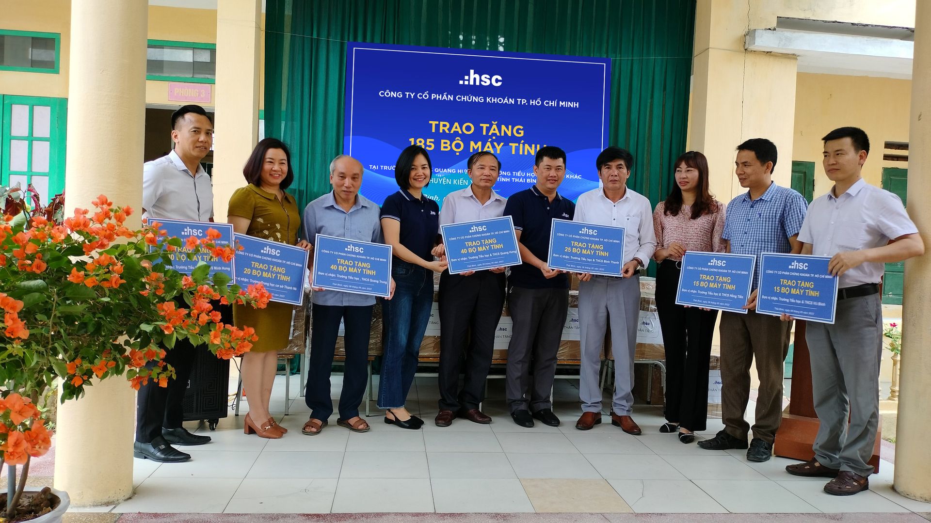 HSC trao tặng 185 máy tính cho các trường học tại huyện Kiến Xương, Thái Bình