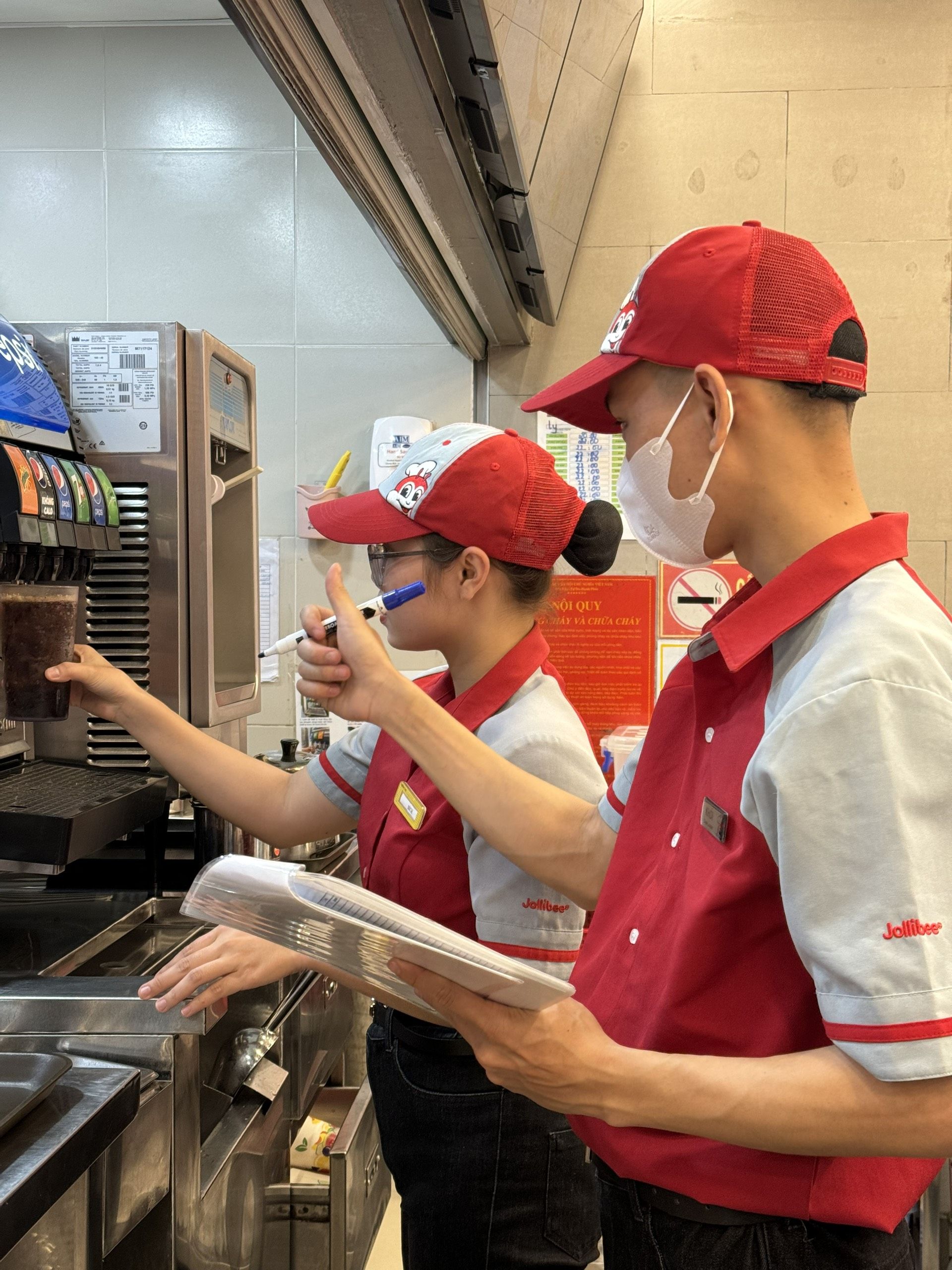 Các bạn nhân viên mới được hướng dẫn chi tiết công việc