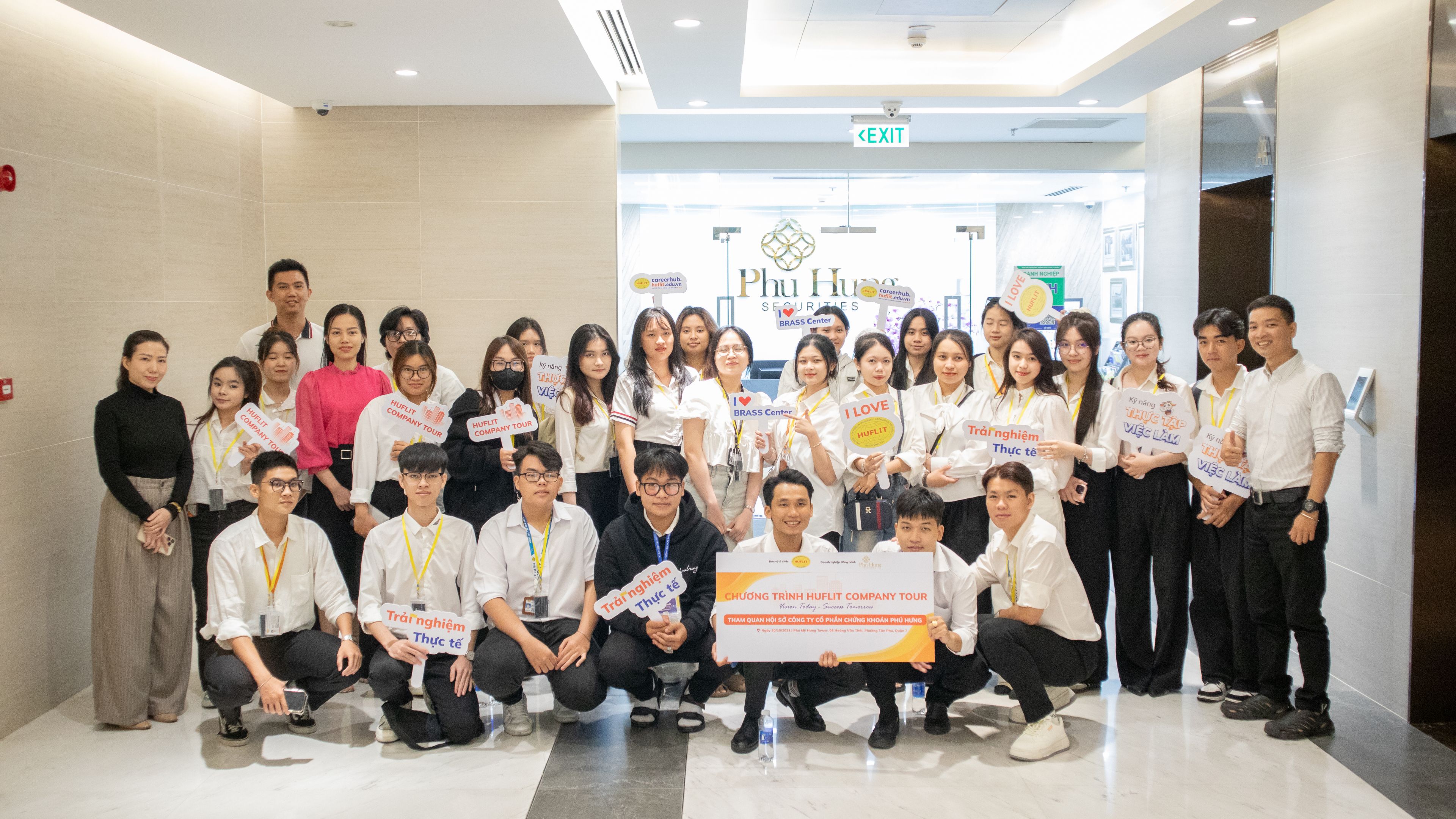 CÙNG SINH VIÊN HUFLIT THAM GIA PHS COMPANY TOUR