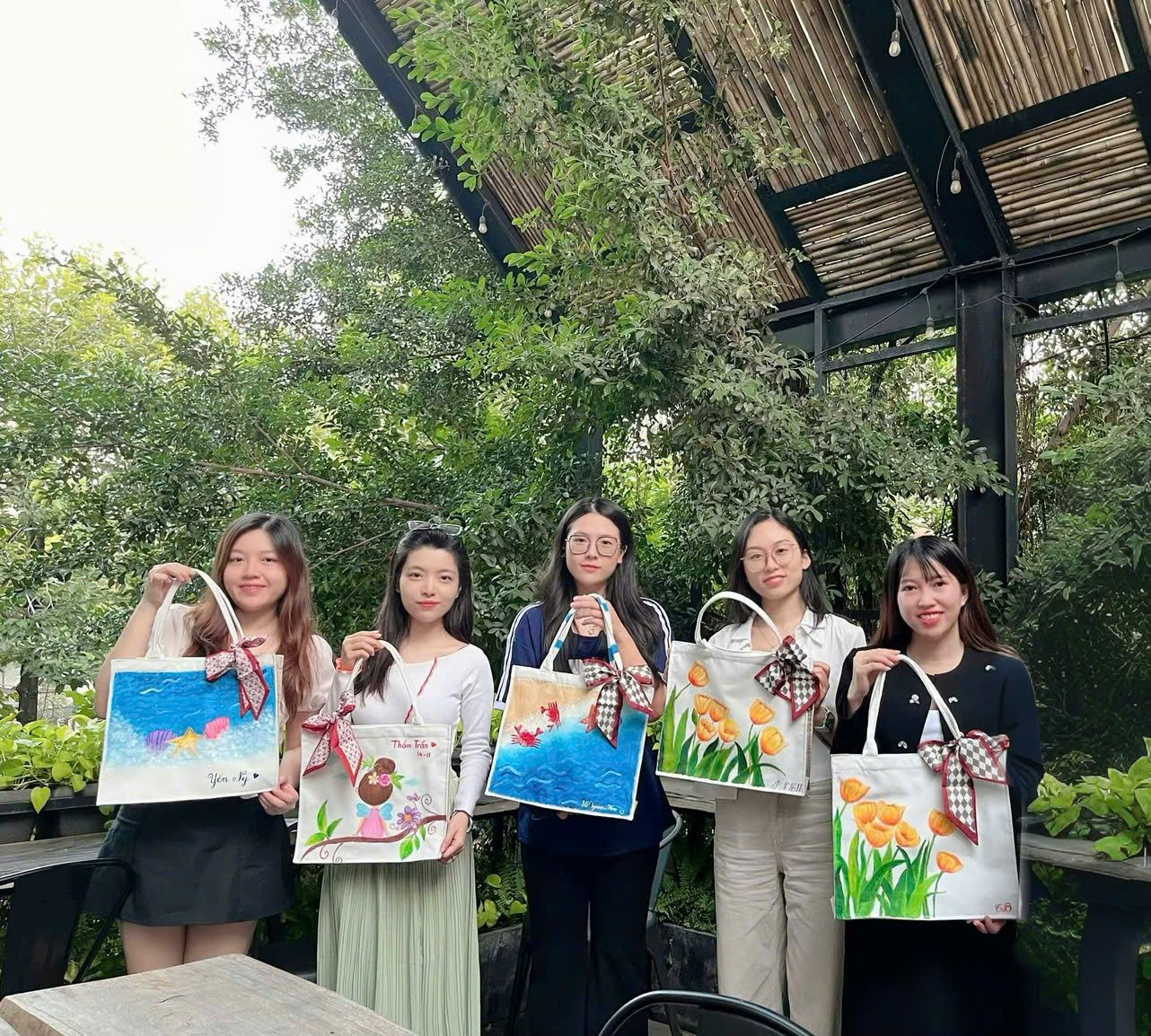 HOẠT ĐỘNG GẮN KẾT THÁNG 11/2024 - WORKSHOP VẼ TRANG TRÍ TÚI TOTE