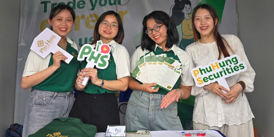PHS THAM GIA NGÀY HỘI VIỆC LÀM TẠI ĐẠI HỌC NGÂN HÀNG TP.HCM