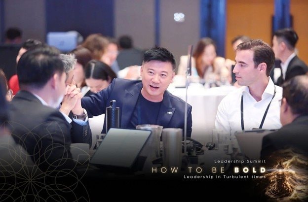 C&oacute; thể l&agrave; h&igrave;nh ảnh về một hoặc nhiều người v&agrave; văn bản cho biết 